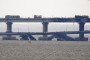 Workers restore the railway tracks on the Kerch bridge that links Crimea to Russia, near Kerch, on October 9, 2022. Illustratie photo. (Source: Getty Images)
