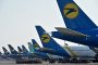 Pasajeros en un aeropuerto ruso frente a pantallas de vuelos cancelados tras un ataque de drones ucranianos en la retaguardia.