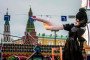 A street performer points with a giant hand on Tverskaya street in front of the Kremlin during a festival marking the New Year and Christmas in central Moscow on January 2, 2018. Illustrrative photo. (Source: Getty Images)