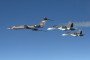 Un raro entrenador de bombarderos ruso Tu-134UBL vuela en formación con tres aviones de combate Su-30 sobre el mar Báltico. (Fuente: Mando Aéreo de la OTAN)