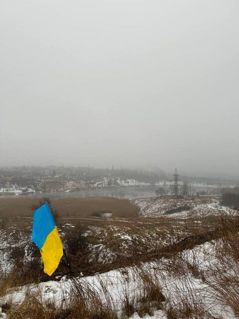 Activists of the Yellow Ribbon movement took a photo of the Ukrainian flag in the temporarily occupied Makiivka, Donetsk Region. (Source: Yellow Ribbon/Telegram) Activists of the Yellow Ribbon movement took a photo of the Ukrainian flag in the temporarily occupied Makiivka, Donetsk Region. (Source: Yellow Ribbon/Telegram)
