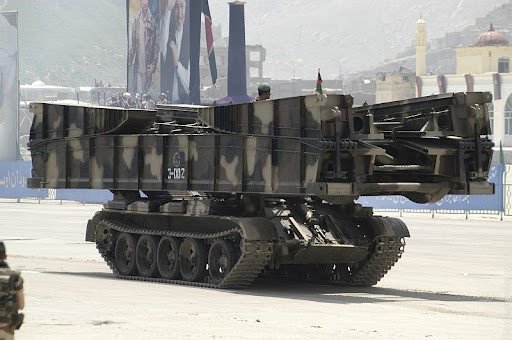 El puente ruso MTU-20 en desfile con las secciones plegadas del puente montadas. (Fuente: Wikimedia) El puente ruso MTU-20 en desfile con las secciones plegadas del puente montadas. (Fuente: Wikimedia)