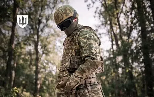 A Ukrainian soldier demonstrates a new fragmentation-resistant protective suit featuring additional armor for the arms, pelvis, and upper thighs. (Source: ArmyInform) A Ukrainian soldier demonstrates a new fragmentation-resistant protective suit featuring additional armor for the arms, pelvis, and upper thighs. (Source: ArmyInform)